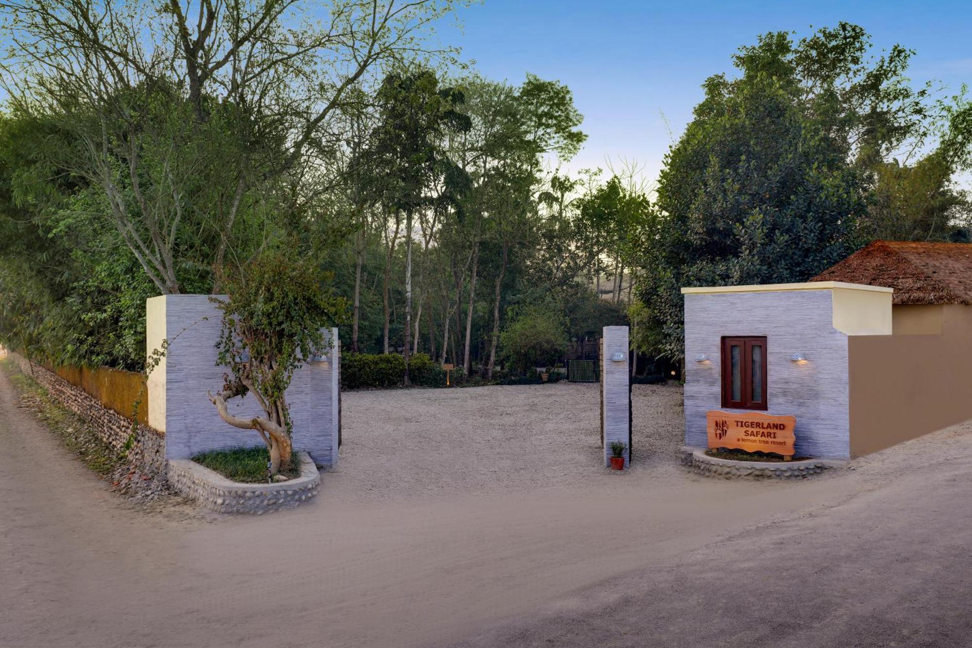 Tigerland Safari - A Lemon Tree Resort, Chitwan, Nepal Patlahara Dış mekan fotoğraf